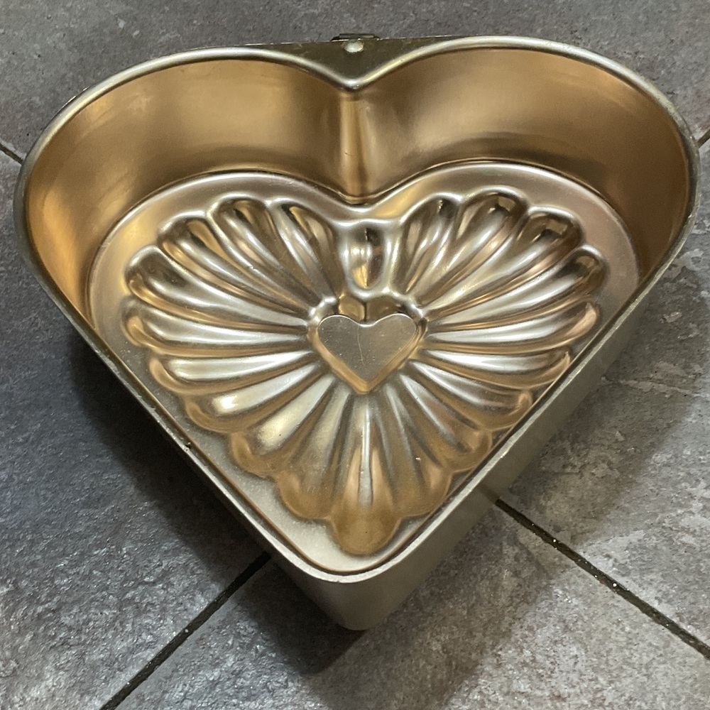 Heart-Shaped Gold Cake Pan - Picture 3 of 4